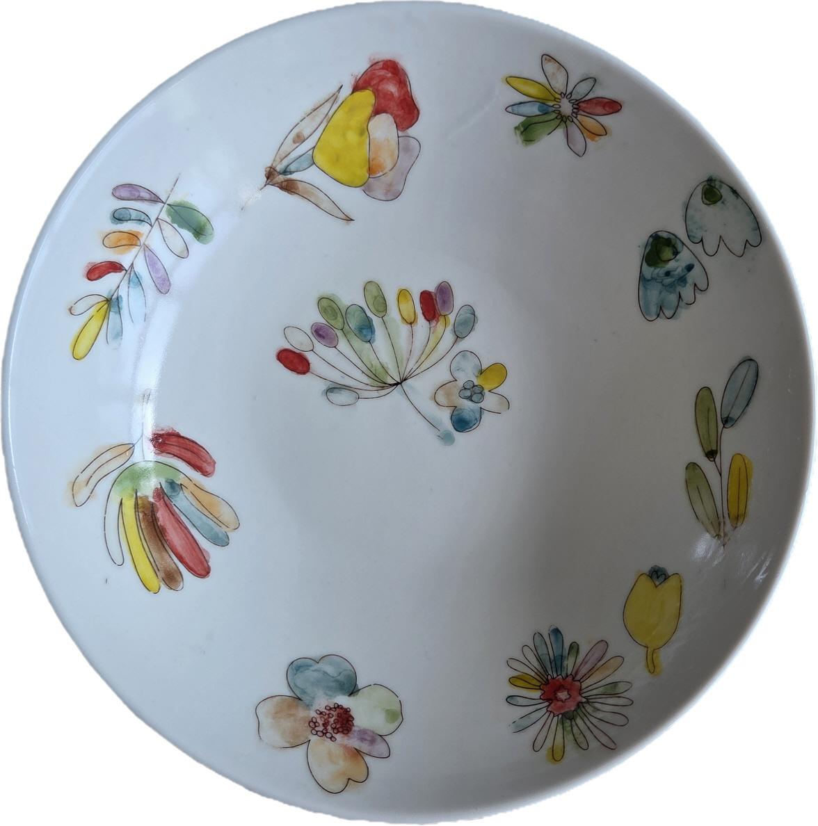 다양한 색의 꽃과 풀 그릇