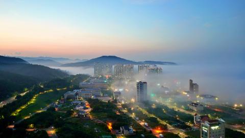 해무에 휩싸인 강동동 바닷가